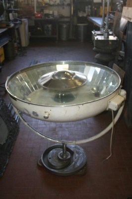 Tavolo creato con lampada da sala operatoria